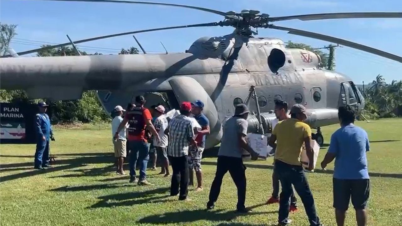 RESCATE. Se usó un helicóptero de la Marina para llevar despensas al poblado de Aguas Calientes porque la vía terrestre está destruida.