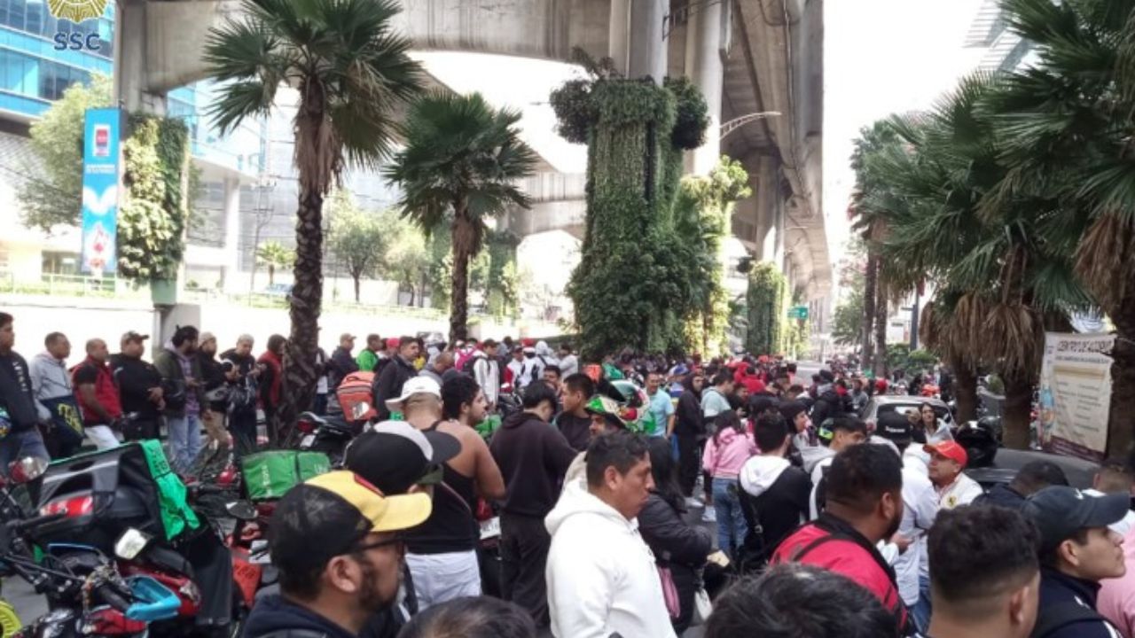 Protesta. Los inconformes bloquearon la lateral de Periférico a la altura de Las Flores Norte.