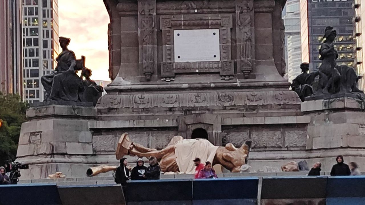 Escenario. Internautas compartieron videos sobre lo que parecía una pieza del monumento en el suelo, pero en realidad era una réplica de espuma.