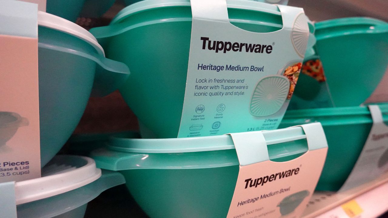 En quiebra, el fabricante de los emblemáticos moldes de plásticos, Tupperware, anunció ayer un acuerdo preliminar con uno de los grupos de acreedores