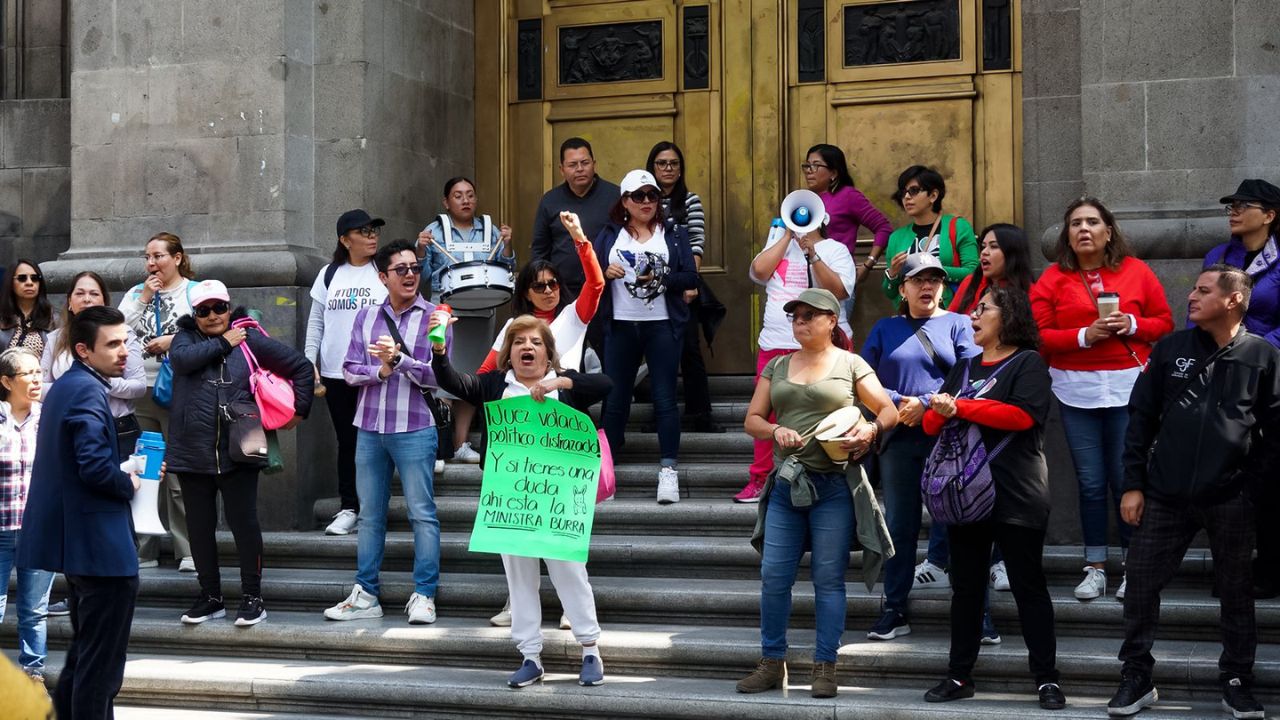 Resistencia. Ayer, trabajadores del Poder Judicial se manifestaron a las afueras de la Suprema Corte en contra de la elección de jueces y magistrados. 