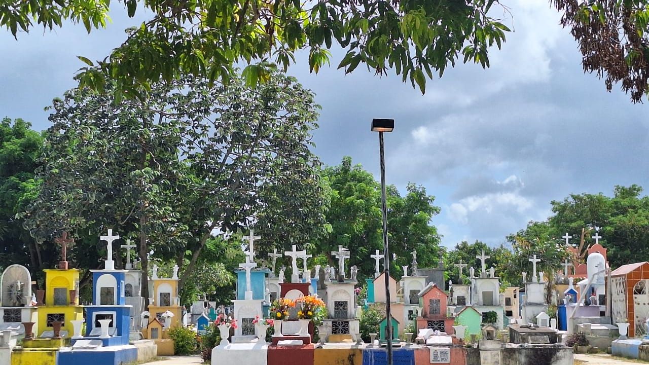 PREPARATIVOS. Flores, dulces, juguetes y globos son los presentes que los meridianos llevan a las tumbas para recibir a sus familiares muertos.