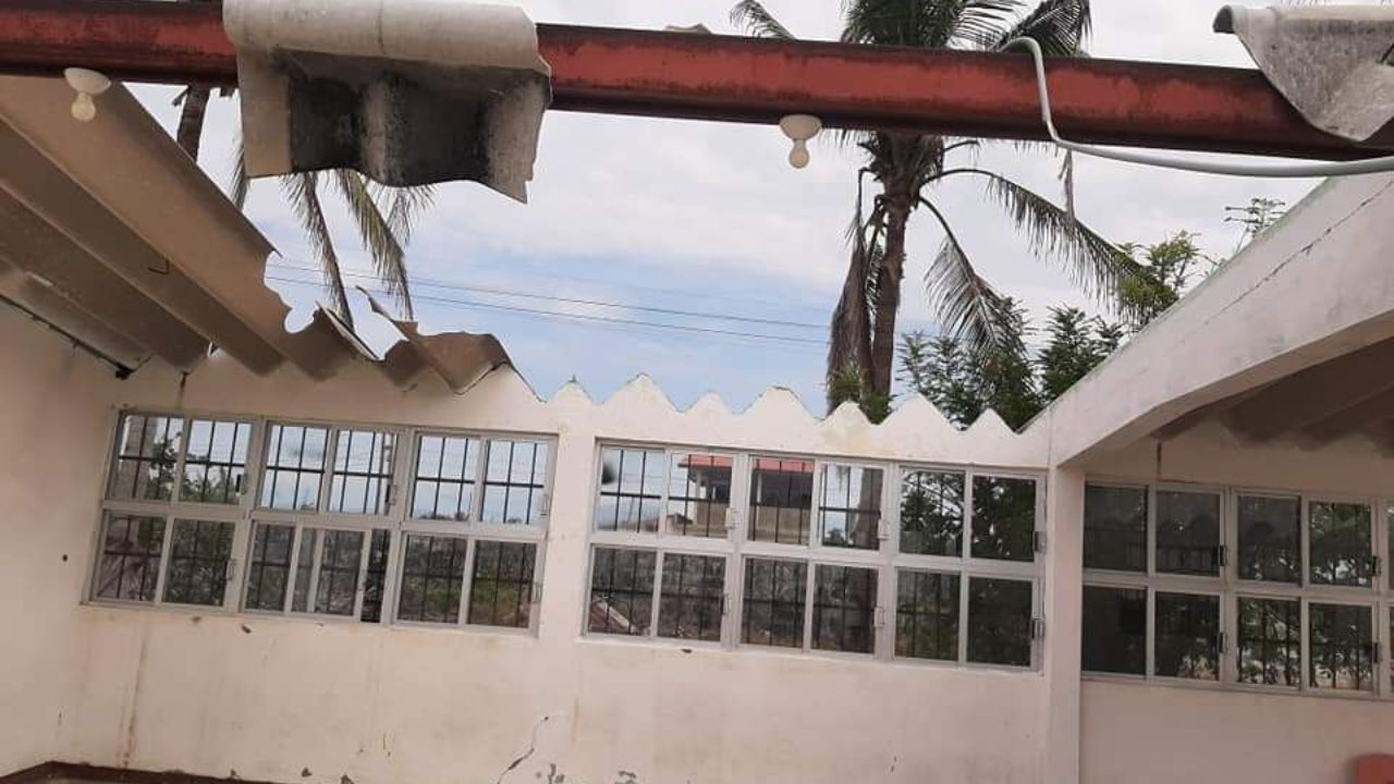 PRECARIEDAD. Niños regresaron a la escuela “Vicente Guerrero” con los salones inundados.