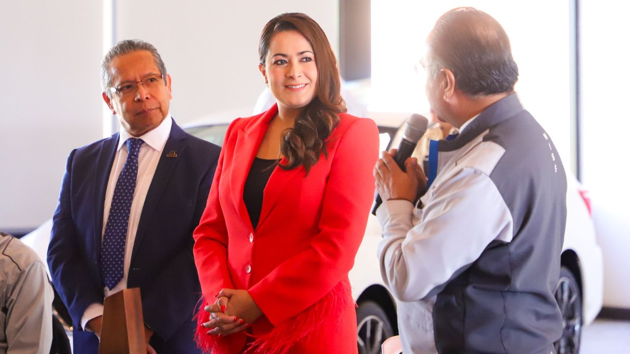 ENCUENTRO. La gobernadora Tere Jiménez Esquivel recibió un reconocimiento por el apoyo que brinda a los industriales.