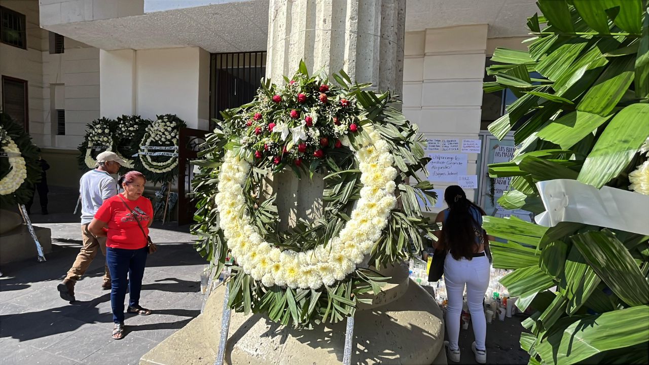 CHILPANCINGO. Flores, veladores y policías permanecen en las puertas del ayuntamiento, que decretó 3 días de luto por el crimen del edil.