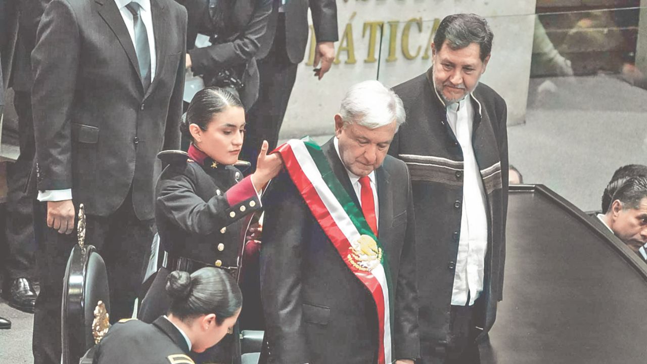 Símbolos. La Banda Presidencial, símbolo del Poder Ejecutivo, fue retirada de López Obrador y colocada en Claudia Sheinbaum, tras pasar por un instante por las manos de Ifigenia Martínez. 