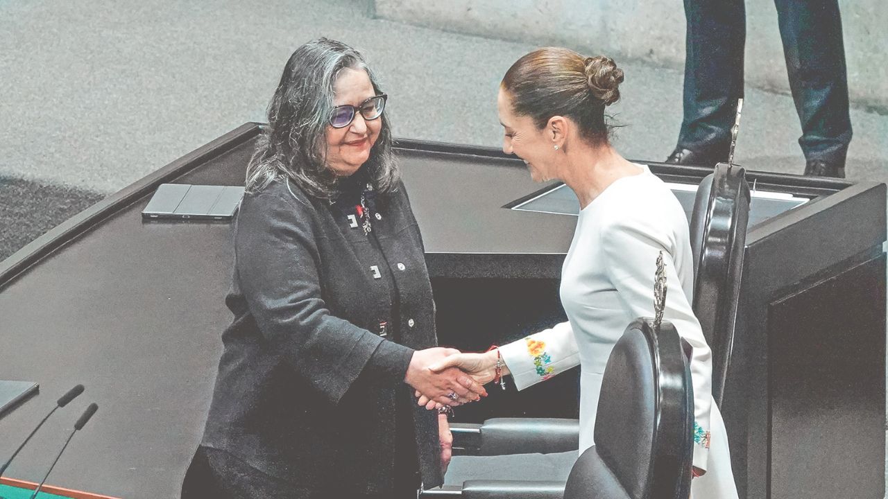 Diferencias. La Presidenta de México saludó con cortesía a la ministra presidenta de la Corte, Norma Piña, momentos después de que esta fuera ignorada por el expresidente López Obrador.