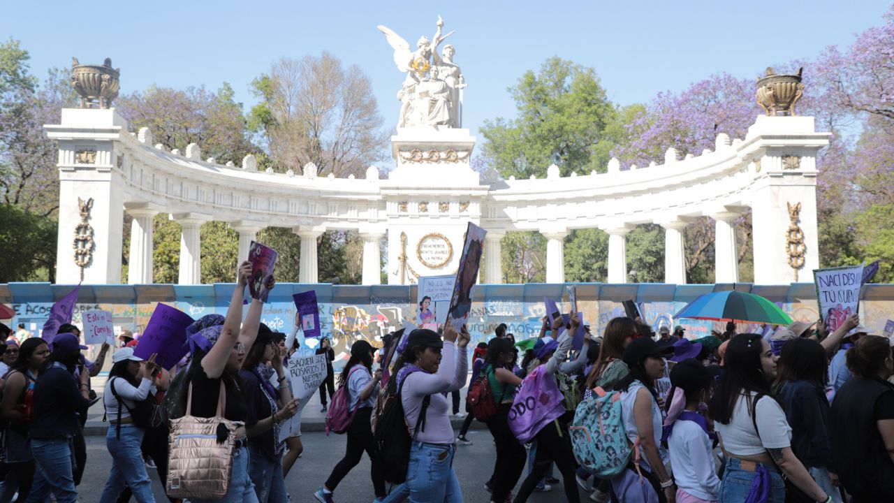 Ola violeta. Cada año, miles de mujeres salen a marchar el 8 de marzo para exigir un alto a la violencia de género, así como denunciar a sus agresores.