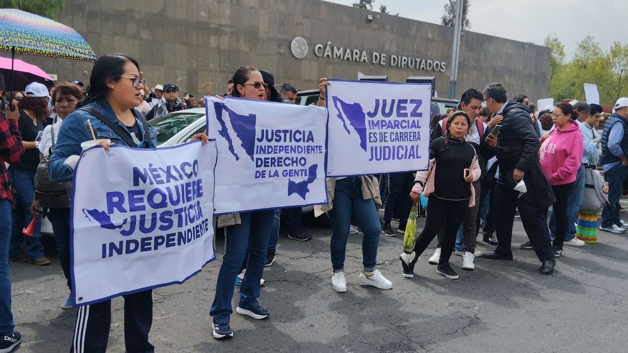 Recriminación. Los manifestantes a las afueras de la Cámara de Diputados exigieron a los legisladores que respeten lo que marca la Constitución.