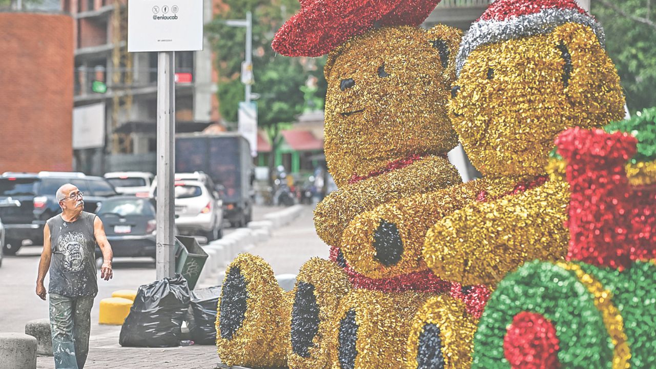 Las calles de Venezuela se adornaron con decoraciones navideñas, tras el decreto de Nicolás Maduro, quien anticipó la festividad