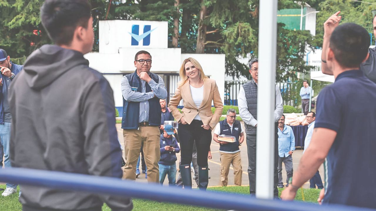 TESTIGO. La alcaldesa Romina Contreras atestiguó un concurso entre los jóvenes de San Juan Bautista, para el arranque del gimnasio al aire libre.