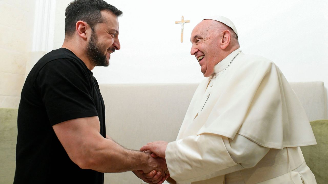 RETORNO. El último encuentro entre el sumo pontífice y Zelenski fue durante la cumbre del G7 en junio en Apulia, invitados por la presidencia de Italia.