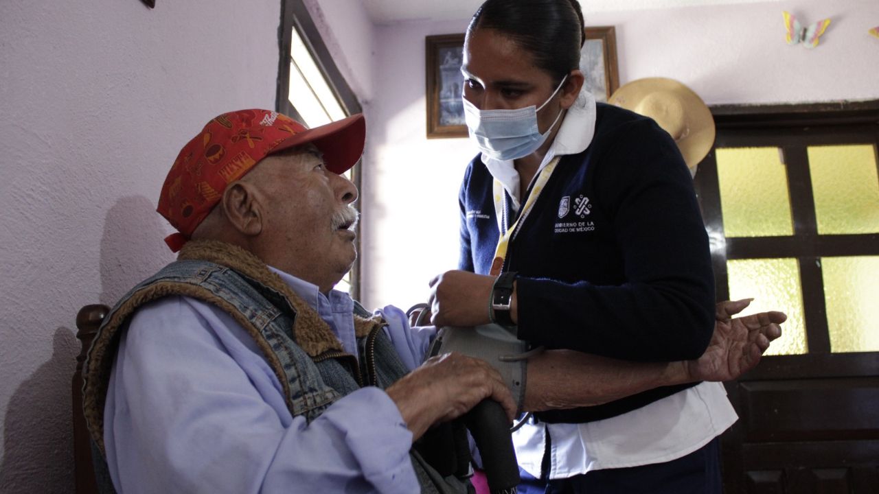 Servicio. Personal médico acude a los hogares donde las personas no pueden trasladarse a una unidad de salud.