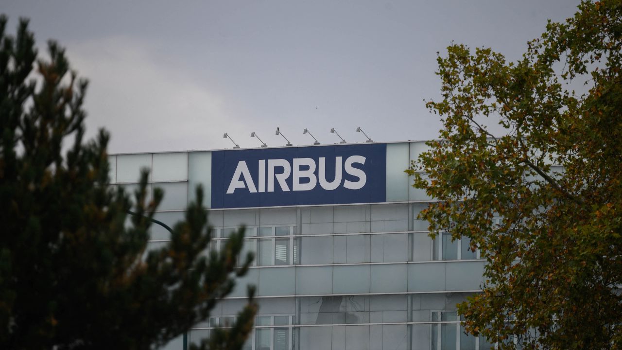 Airbus pretende eliminar, de aquí a mediados de 2026, hasta 2 mil 500 puestos de trabajo en su división de producción de satélites