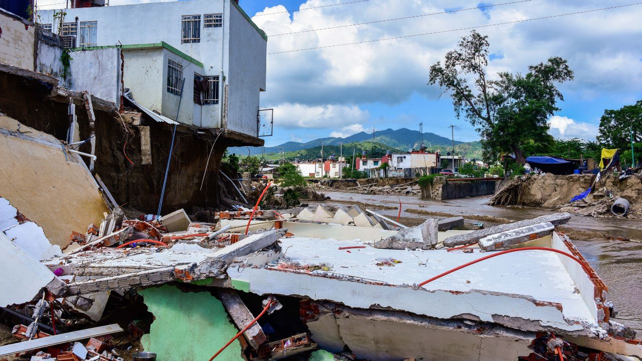 DESASTRE. Alrededor de 15 casas de la Unidad Habitacional Casas Palenke colapsaron al desbordarse un río en Acapulco. 