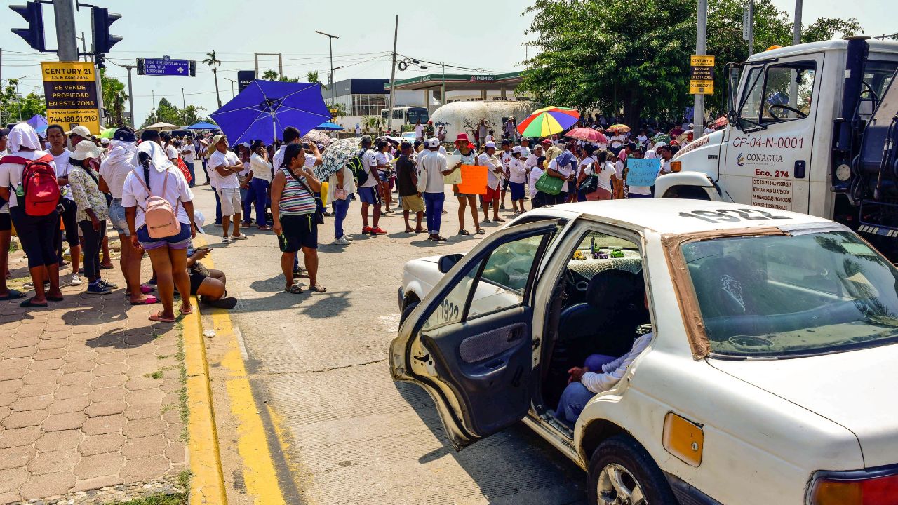 REVOLCADERO. Vendedores de playa exigieron apoyo, pues tras el paso de John perdieron su sustento de vida.