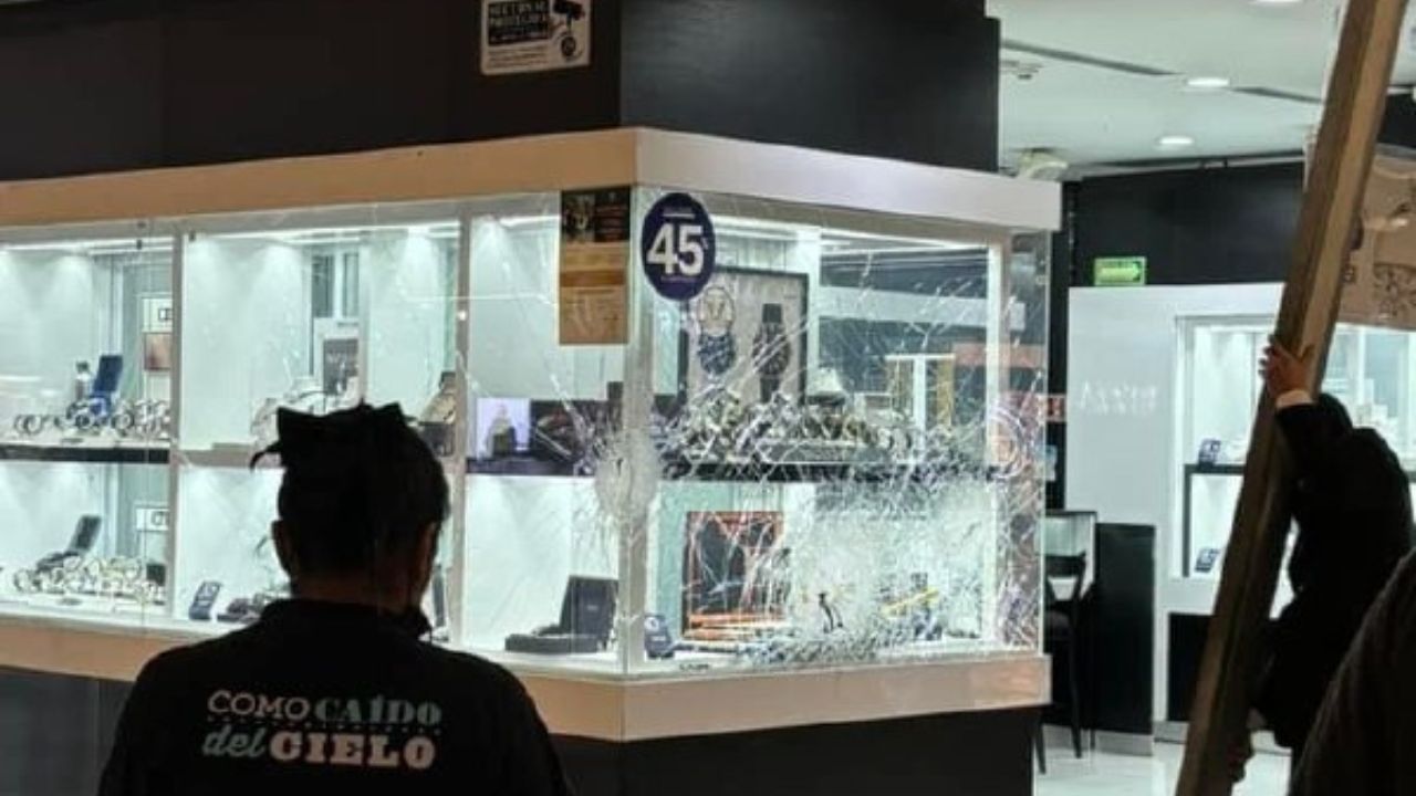 Sujetos asaltaron una joyería ubicada en el Centro comercial Cosmopol, en Coacalco, Estado de México; al cierre de esta edición se desconocía el monto robado.