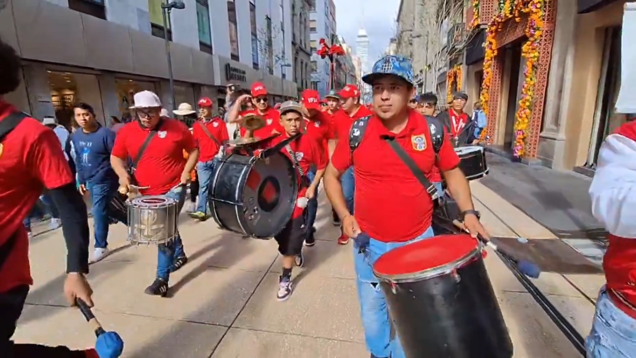 gente llega al zócalo