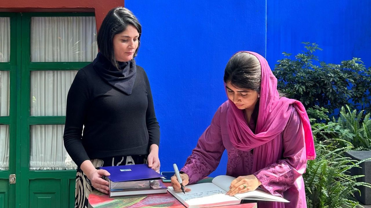 Malala Yousafzai firma libro de visitas en la Casa Azul de Frida Kahlo