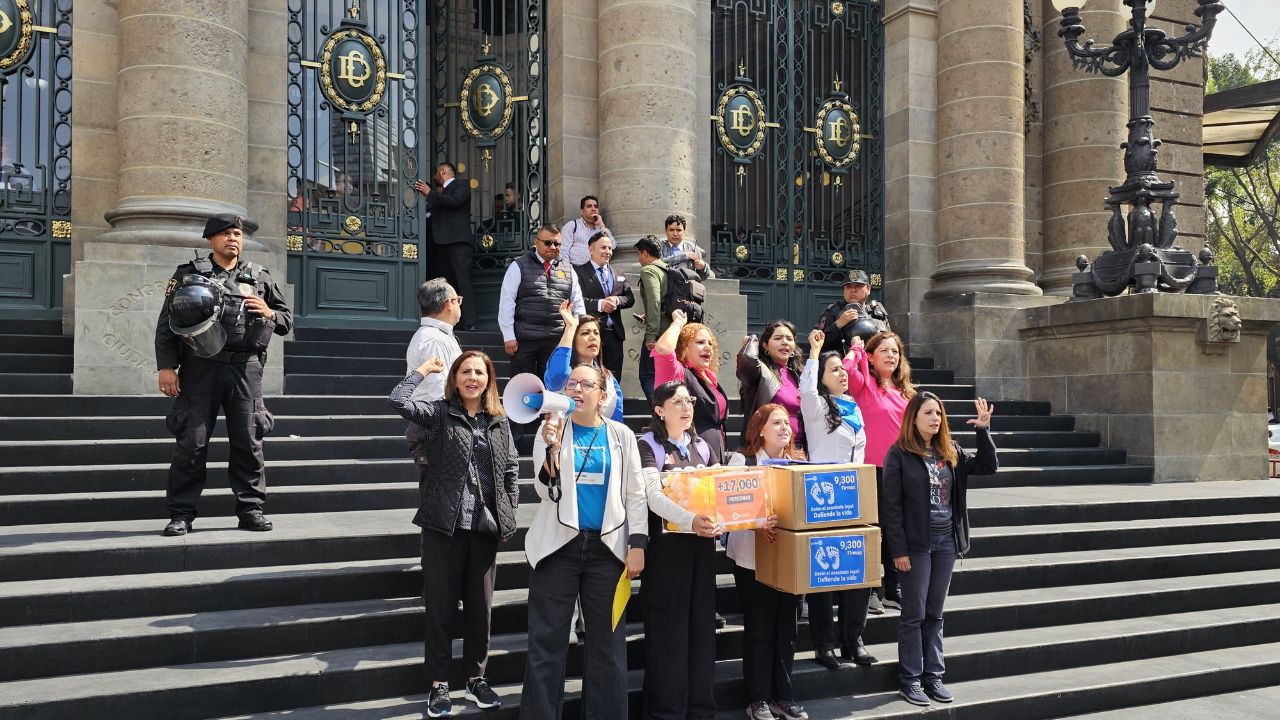 Al grito de "vida sí", organizaciones provida realizaron una protesta al exterior del Congreso de la Ciudad de México.