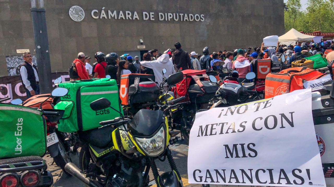 Repartidores inician huelga en las inmediaciones de la Camara de Diputados.