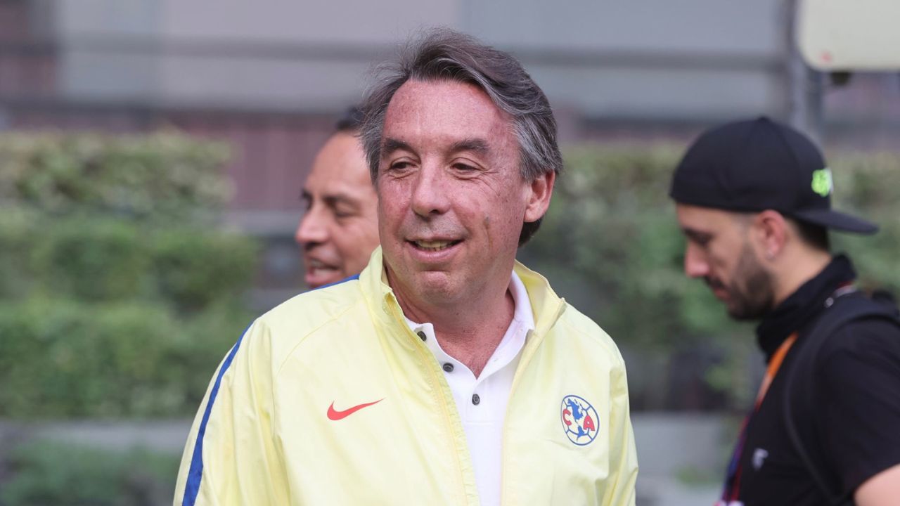 Emilio Azcárraga Jean portando una camiseta del equipo de fútbol América