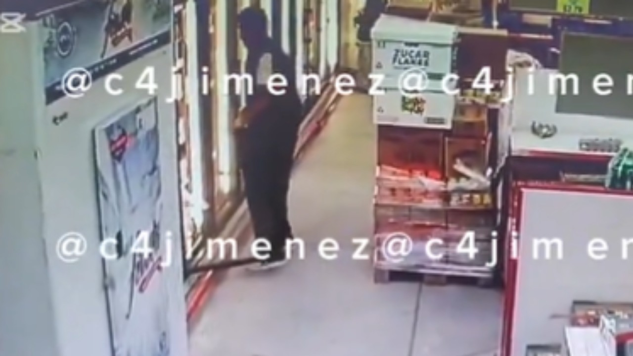 Una cámara de videovigilancia captó el momento en el que un sujeto robó paquetes de salchichas en un supermercado en Azcapotzalco.