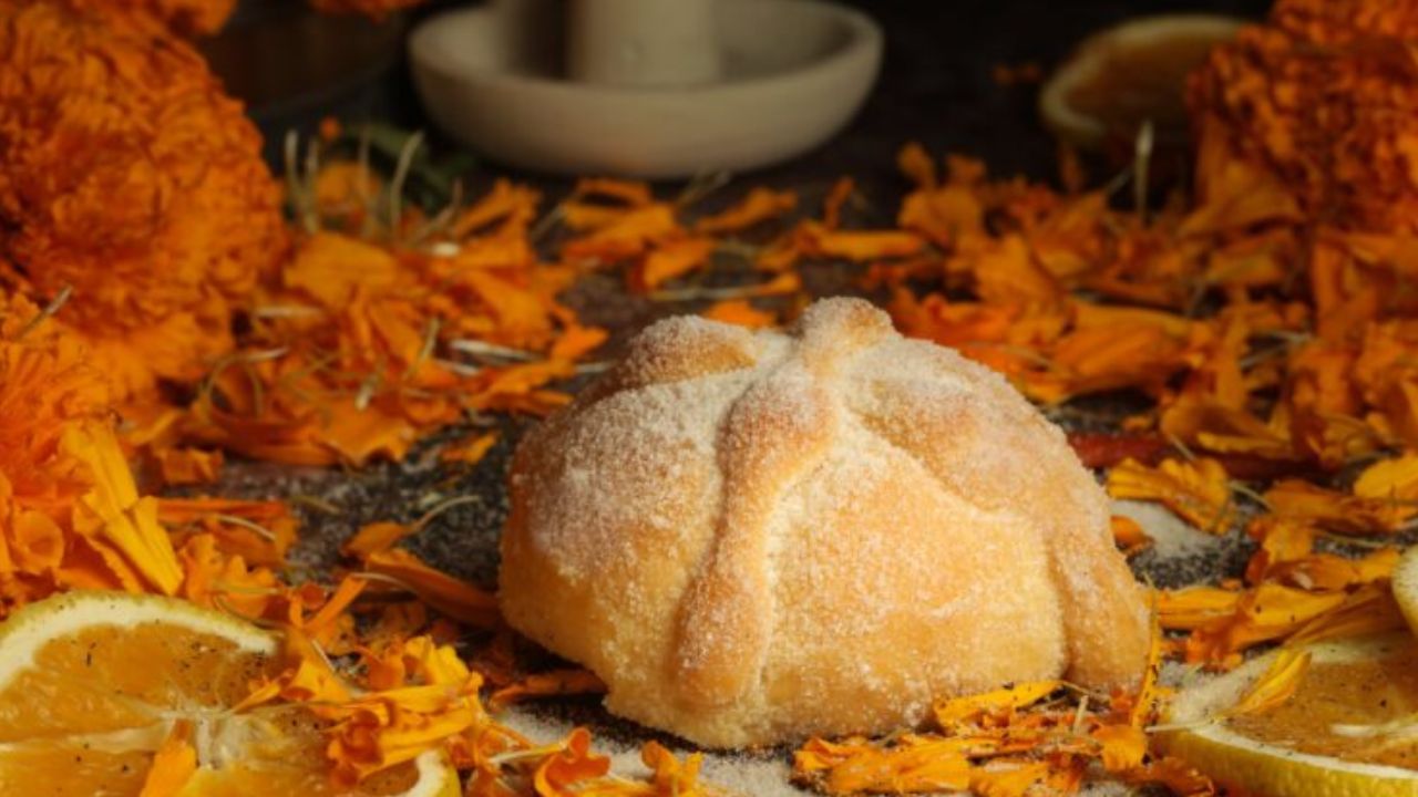 El pan de muerto es adornado con formas que representan huesos y lágrimas. Todo ello para simbolizar el llanto por los seres queridos que han partido