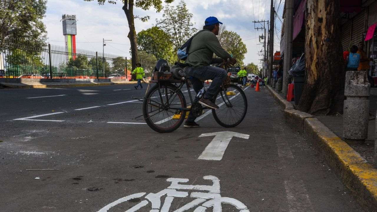 Ciclovía sobre la que circula un hombre montado en una bicicleta