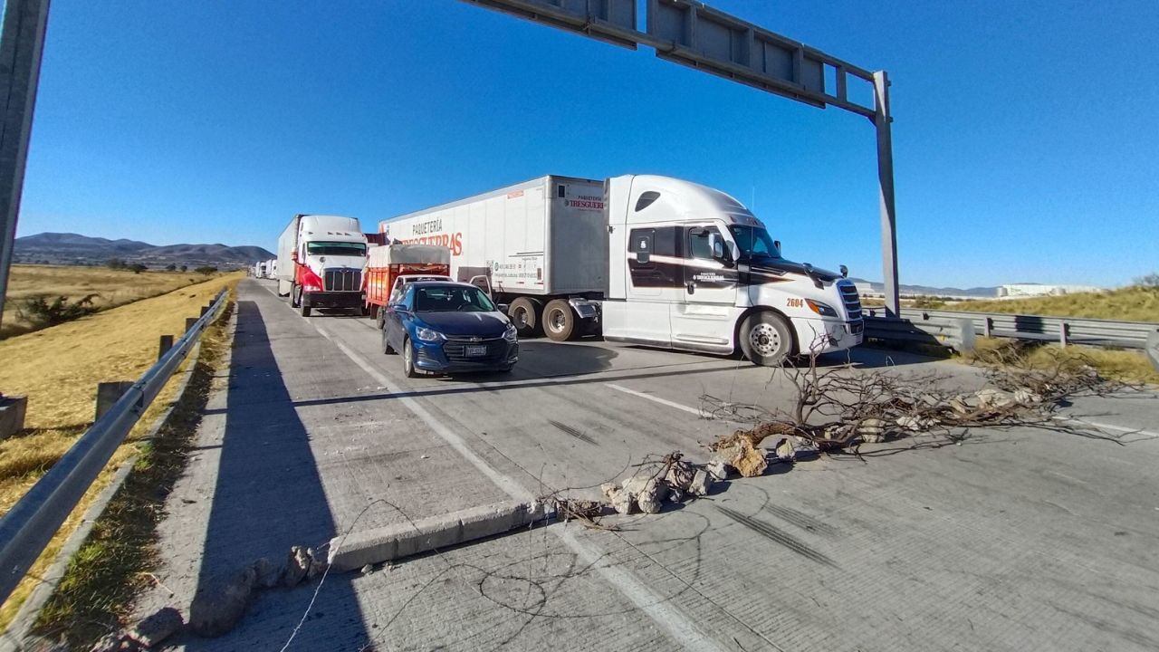 Ejidatarios bloquen el Arco Norte a la altura del kilómetro 182.