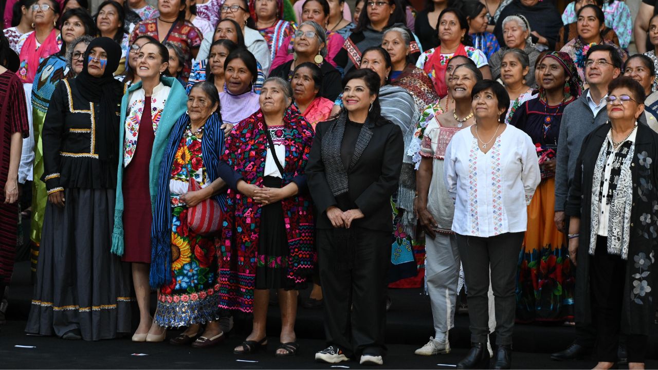 La jefa de Gobierno, Clara Brugada, acompañó a la presidenta de la República, Claudia Sheinbaum, al encuentro con artesanas de la Cuarta Edición de "Original".