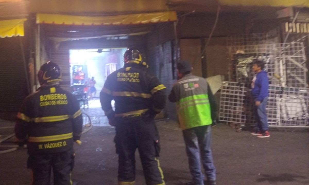 Bomberos atienden incendio en plaza comercial en el Centro Histórico de la CDMX