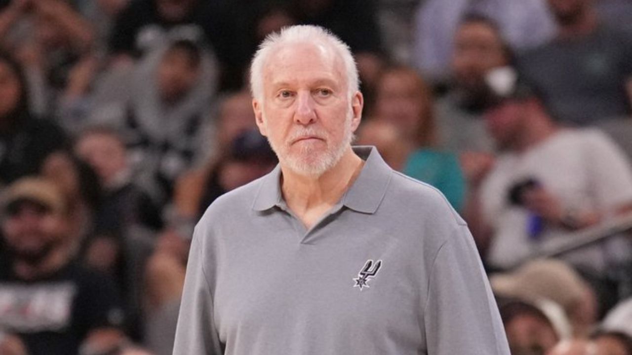 Gregg Popovich, de 75 años de edad, dejó momentáneamente el cargo de coach de los Spurs por sufrir un "leve derrame cerebral".