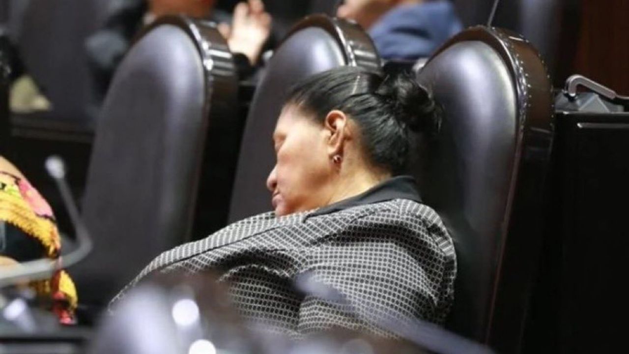 “Estamos muy cansados”, se defiende diputada de Morena que dormitó en el Pleno