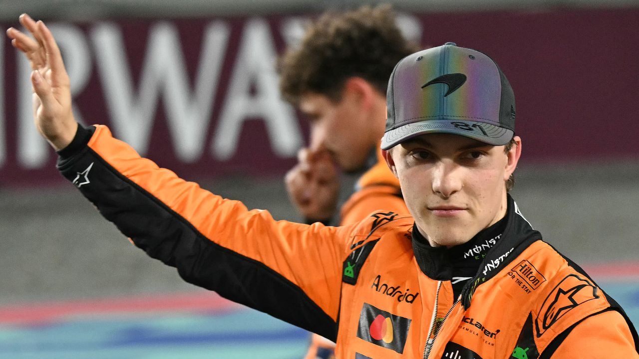 Oscar Piastri saluda a la multitud después de ganar la carrera al sprint antes del Gran Premio de Fórmula 1 de Qatar