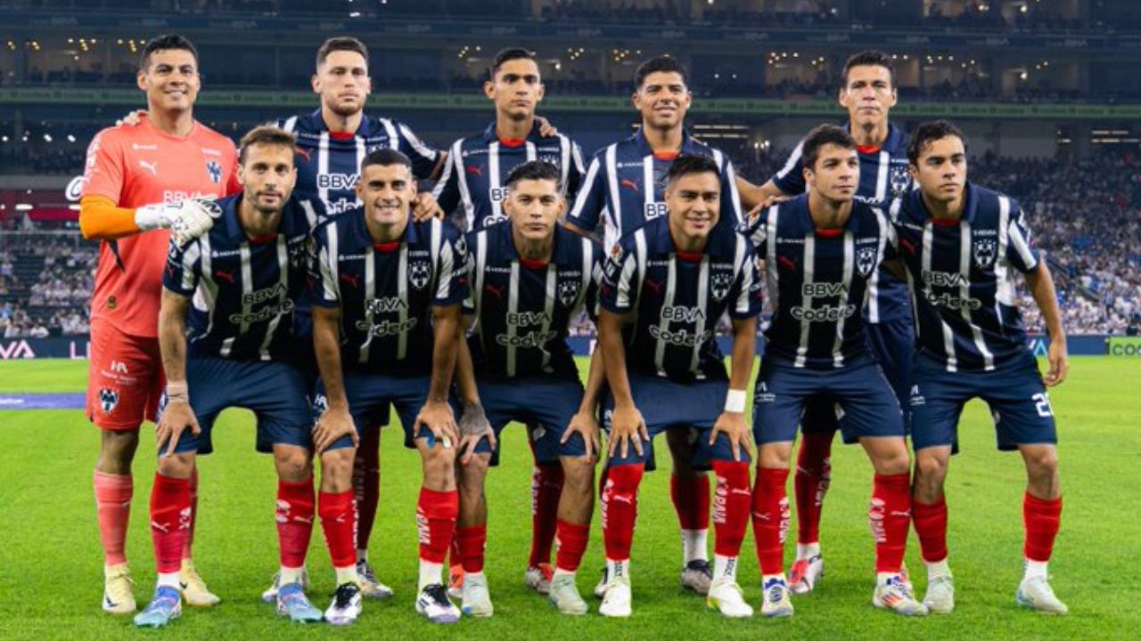 Jugador de Rayados de Monterrey sufre accidente vial en Nuevo León; compañero lo auxilia.