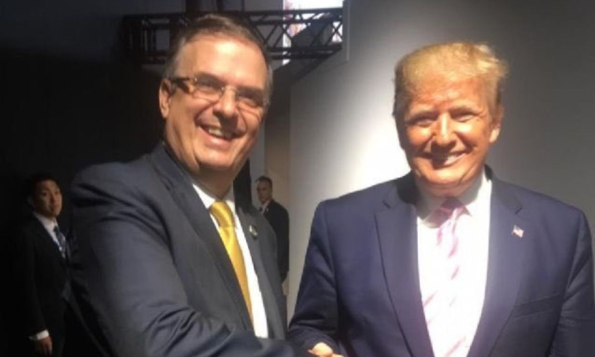 Marcelo Ebrard, secretario de Economía de México, saluda a Donald Trump, virtual presidente de Estados Unidos