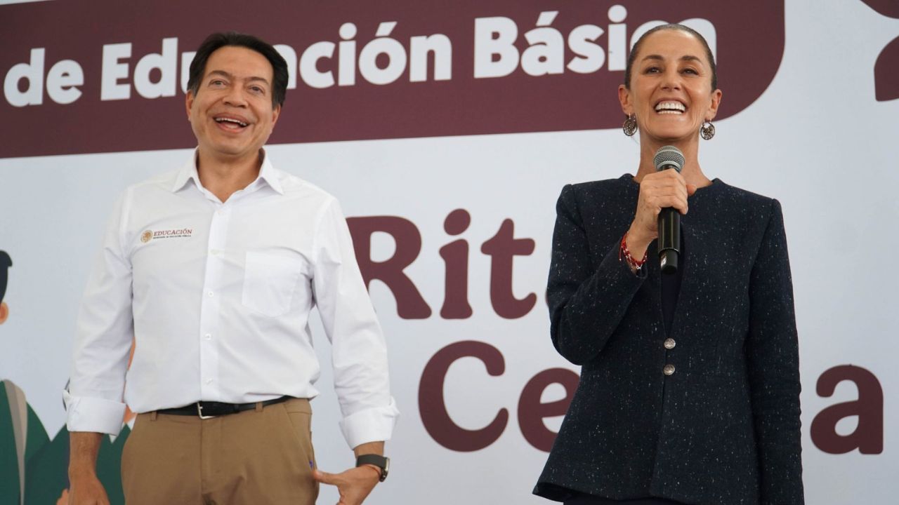 El Secretario de educación, Mario Delgado a lado de la presidenta Claudia Sheinbaum