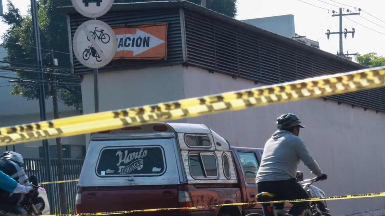 Una camioneta color blanco impactó contra una motocicleta en la demarcación Benito Juárez; el motociclista perdió la vida en el acto.