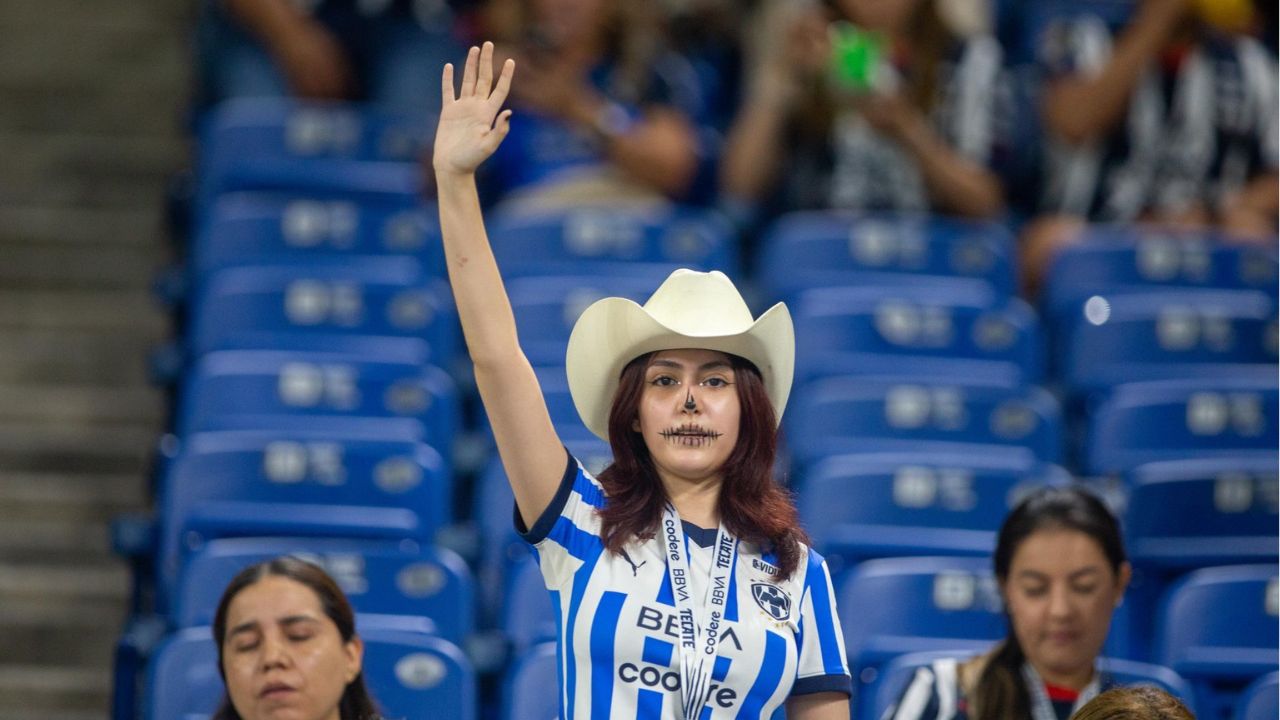 Aficionada de los Rayados del Monterrey en el Estadio BBVA.