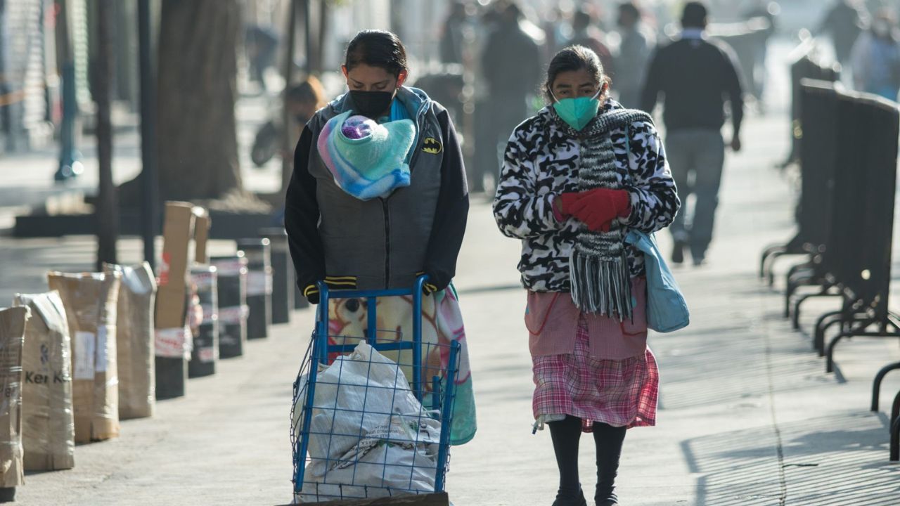 La SGIRyPC emitió la alerta roja por temperaturas bajas y heladas en cuatro alcaldías de la Ciudad de México para la mañana del domingo.