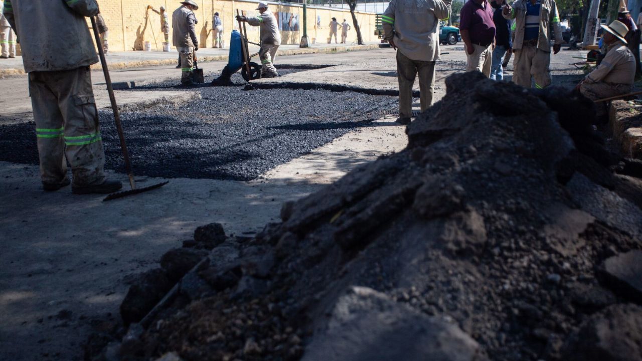 Arreglo de baches en la Ciudad de México.