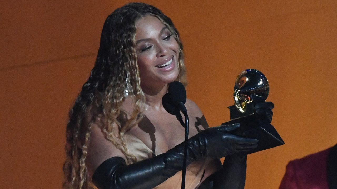 Beyoncé sosteniendo su Grammy en la ceremonia del 2024