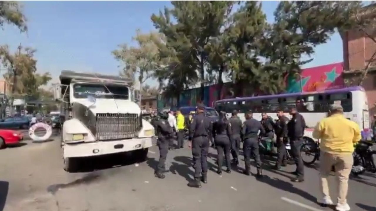 Un hombre que conducía un camión de volteo sobre Paseo de la Reforma desató una inusual persecución con elementos de la SSC.