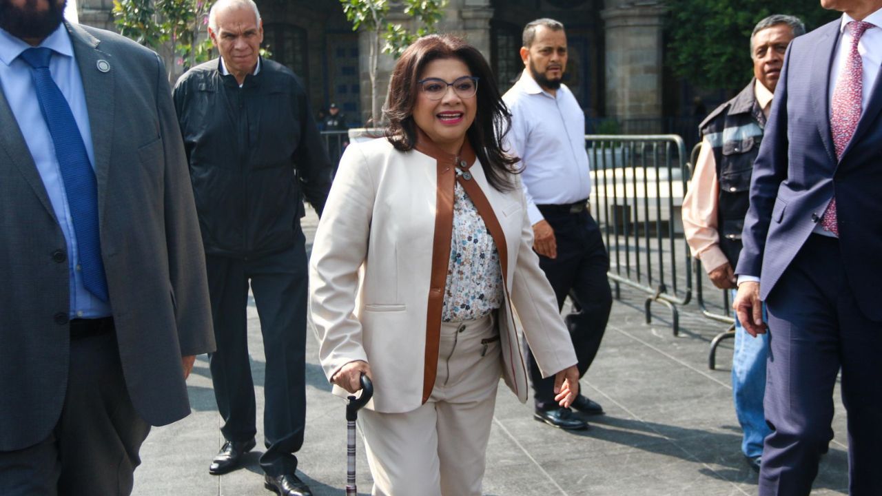 Clara Brugada en una conferencia de prensa en el Zócalo capitalino.