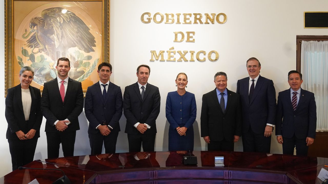 La presidenta de México se reunió en Palacio Nacional con ejecutivos de Mercado Libre; presentaron un plan de inversión para México en 2025.