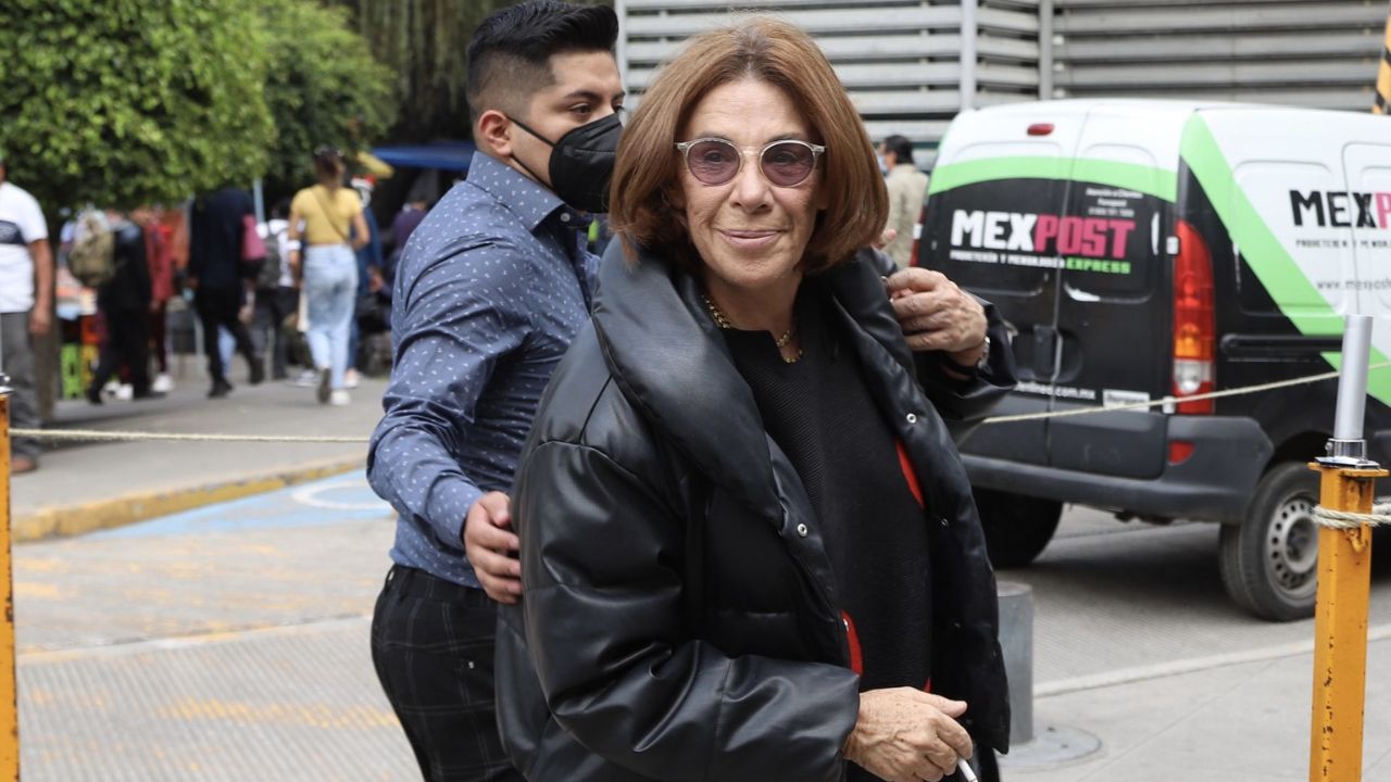 La CNDH arremetió en contra de la escritora Sabina Berman por un artículo sobre Rosario Piedra en el que la llama "falsa progresista".