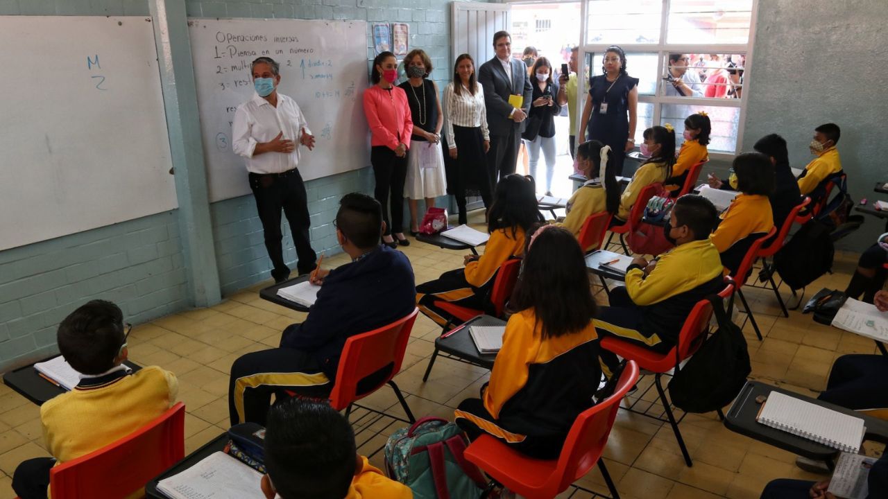 Aula con alumnos recibiendo clases en México.