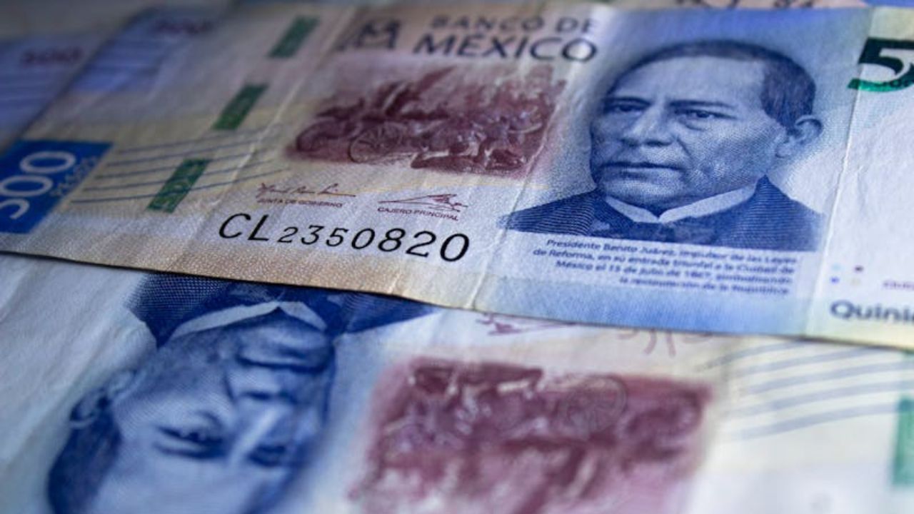 Acercamiento de dos billetes de quinientos pesos mexicanos