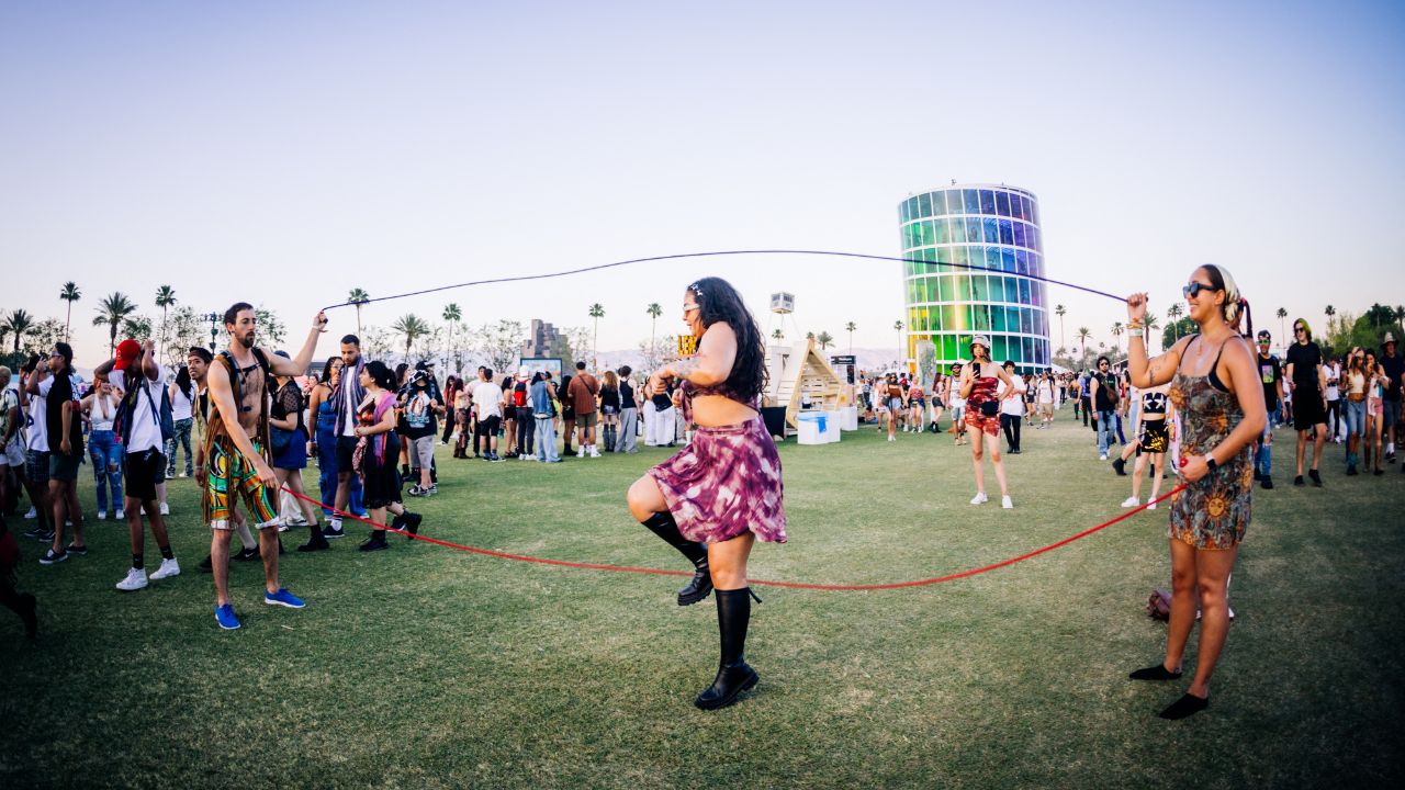 Asistentes disfrutando del festival de Coachella en Indio, California.